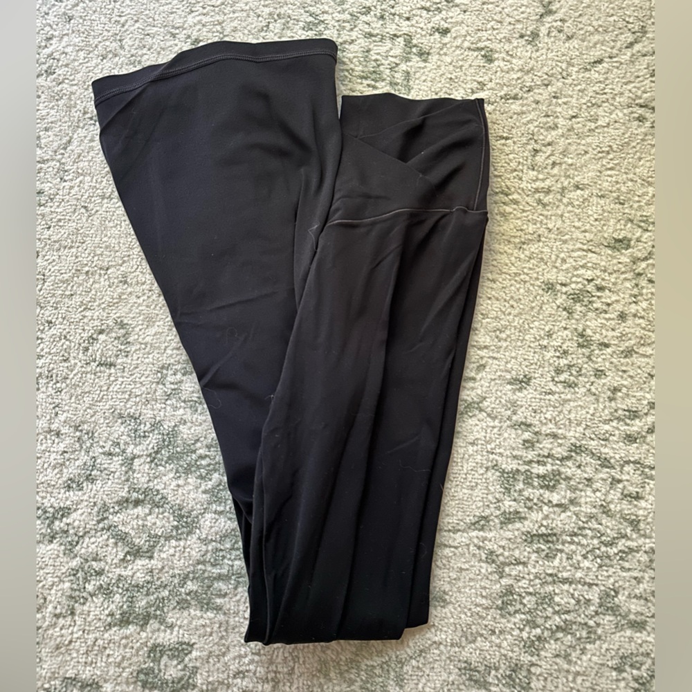 Offline by Aerie Real Me High-Waisted crossover flare leggings sz: M short